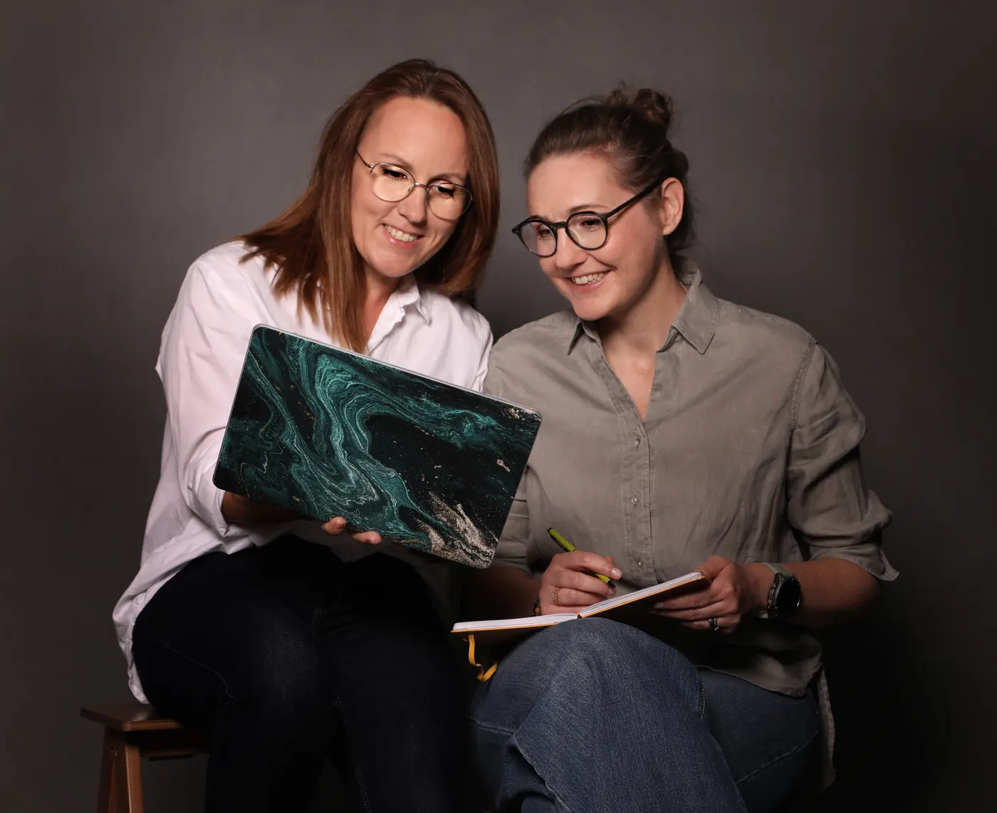 Patrycja Gazy i Agnieszka Talaśka przy laptopie